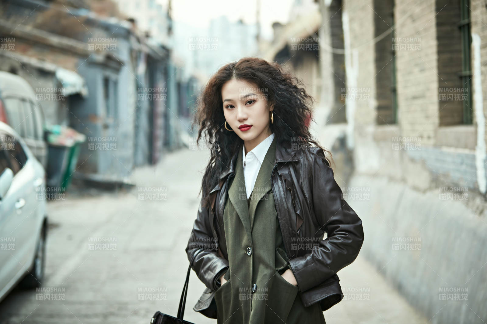 老旧城区里穿着复古港风的美丽清纯少女图片