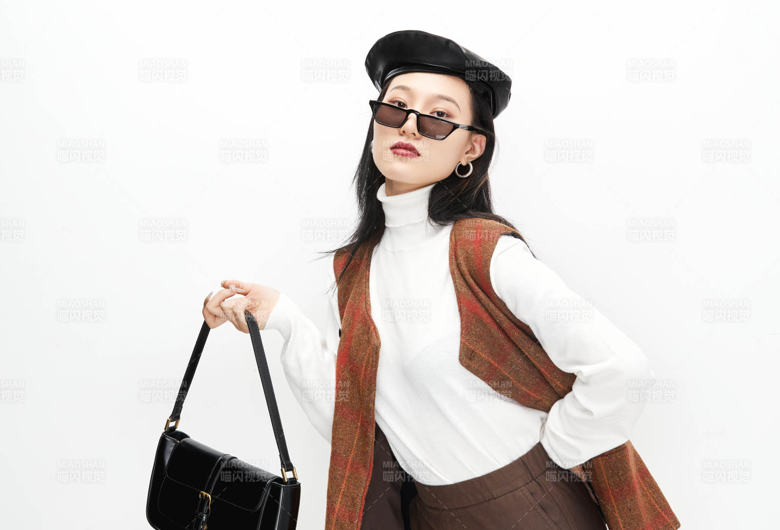 身穿复古服装的亚洲少女人像图片