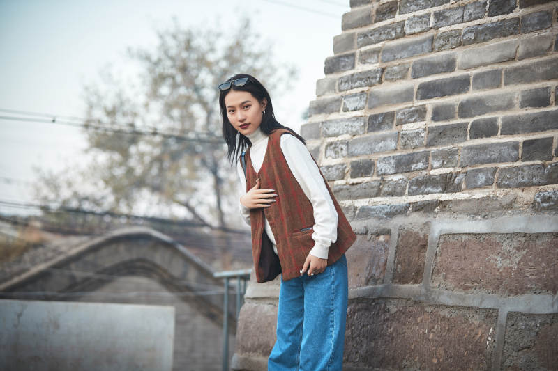 老旧城区里穿着复古港风的美丽清纯少女图片