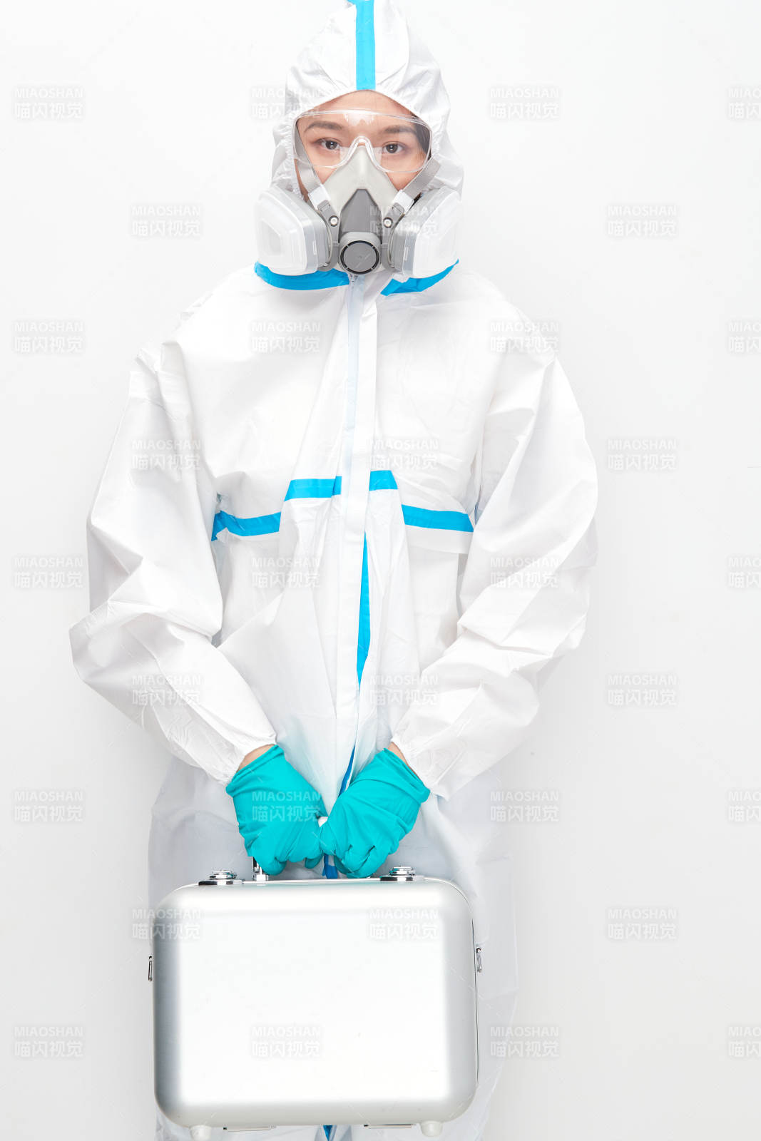 穿白色防护服佩戴护目镜口罩的女性医疗人员图片