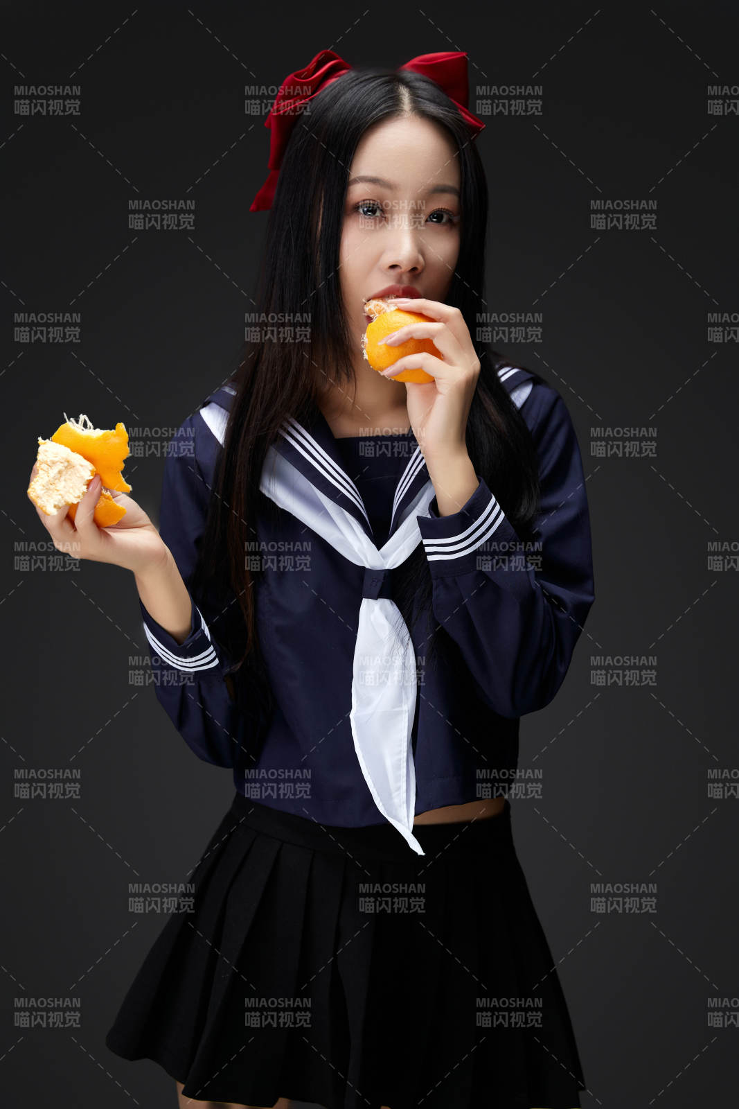 吃水果的亚洲东方长发少女图片