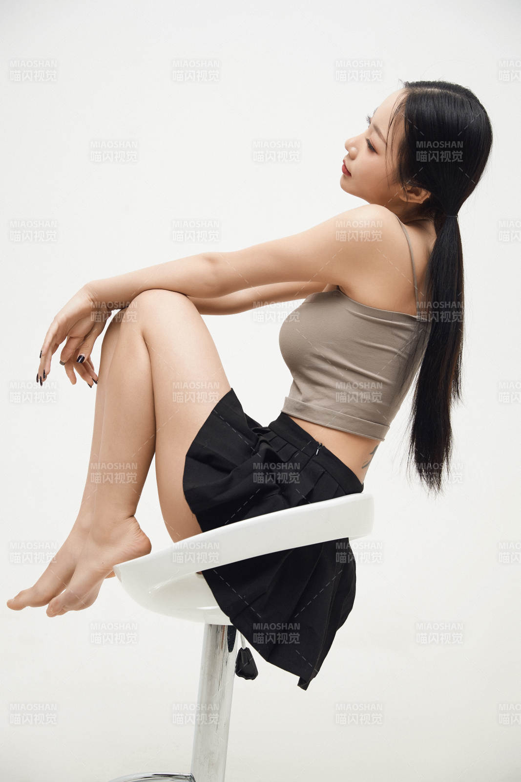 白色背景下的美丽可爱大学生图片