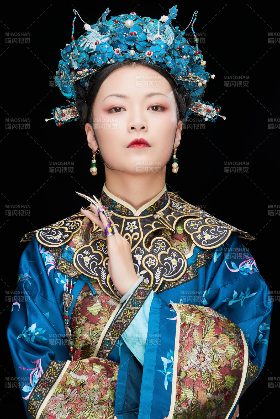 黑色背景下的清代女性古装造型清朝古装图片