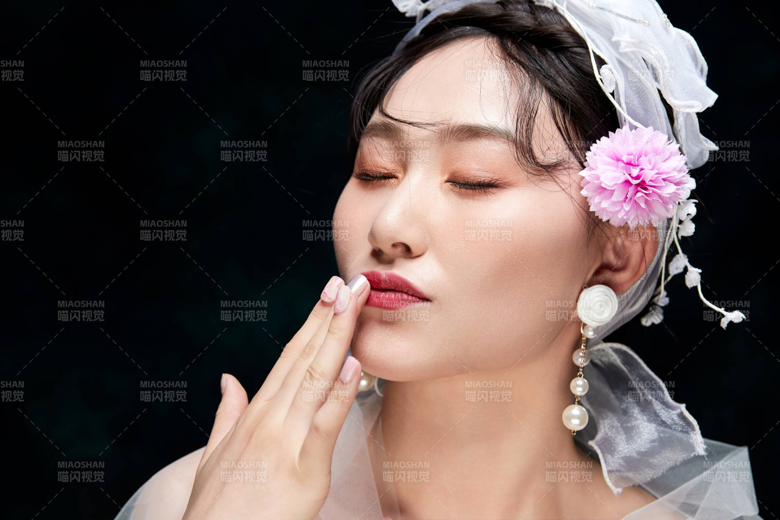 黑色背景下的女性复古婚纱妆面图片