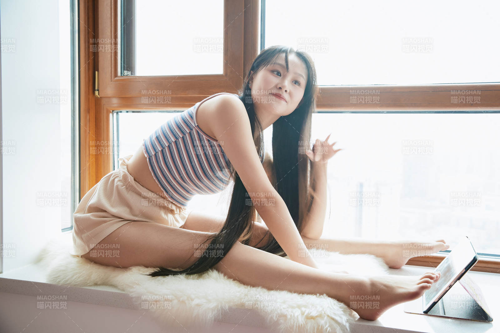 躺在舒适的飘窗上听音乐追剧的亚洲少女图片