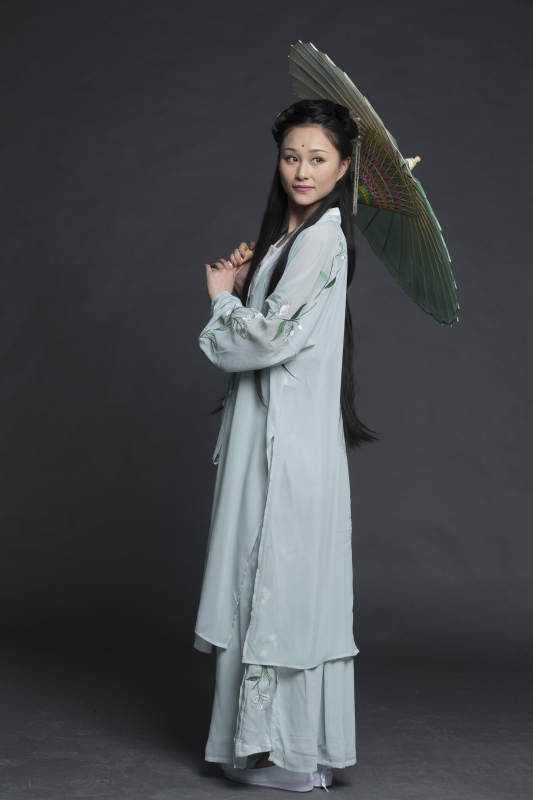 身穿古装的汉服女性人像汉服影棚拍摄图片