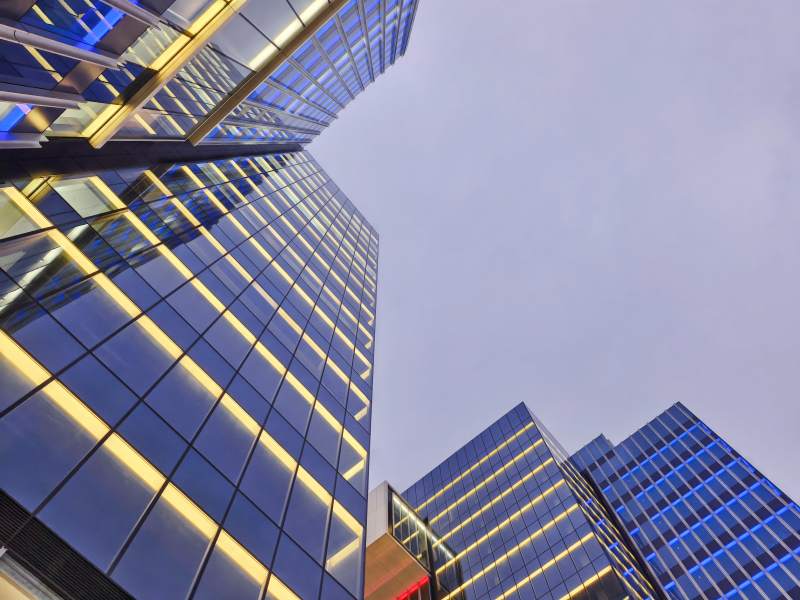 现代都市高楼夜景图片