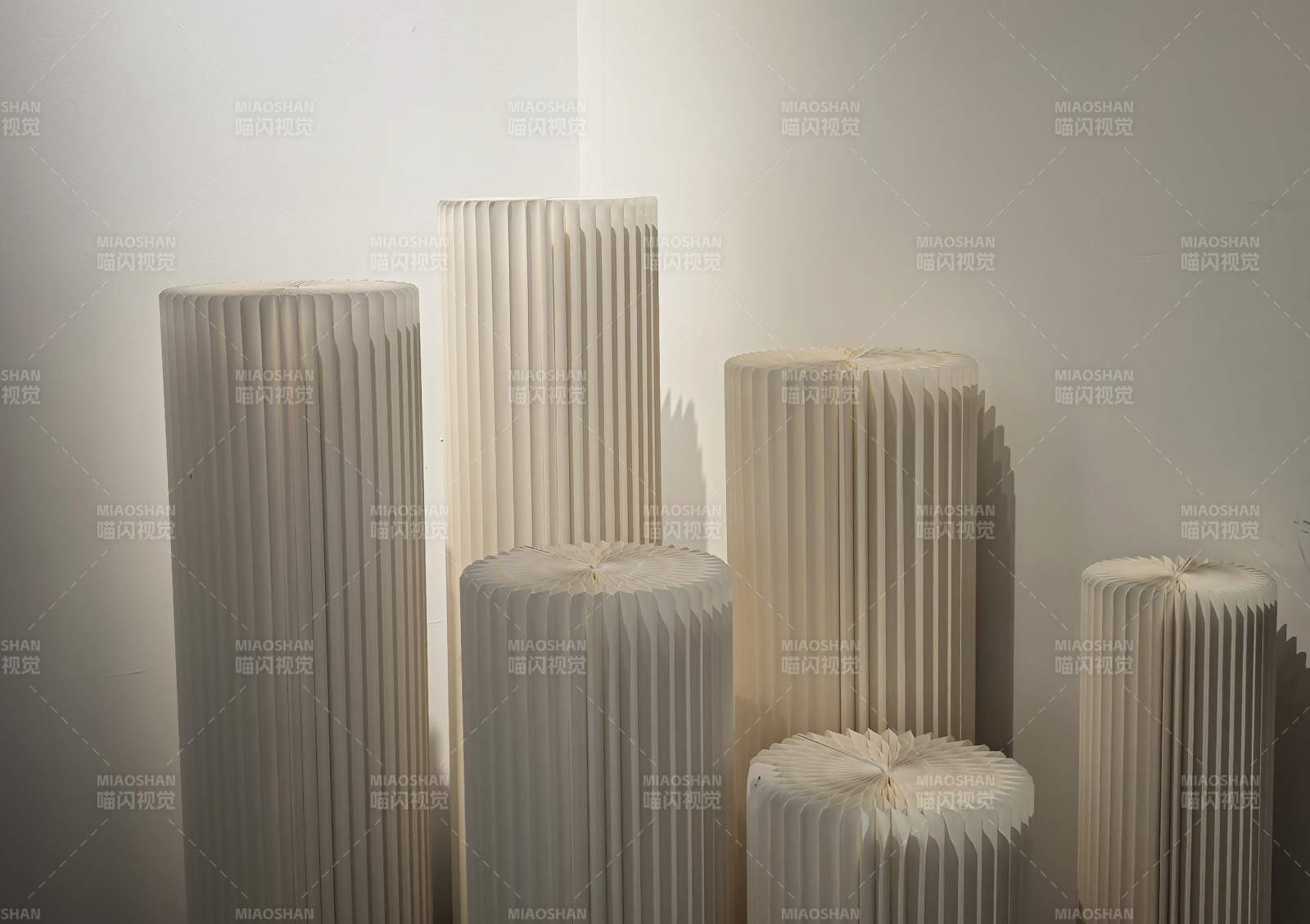 褶皱柱体艺术装置图片