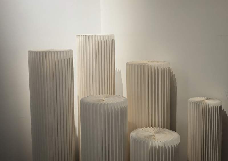 褶皱柱体艺术装置图片
