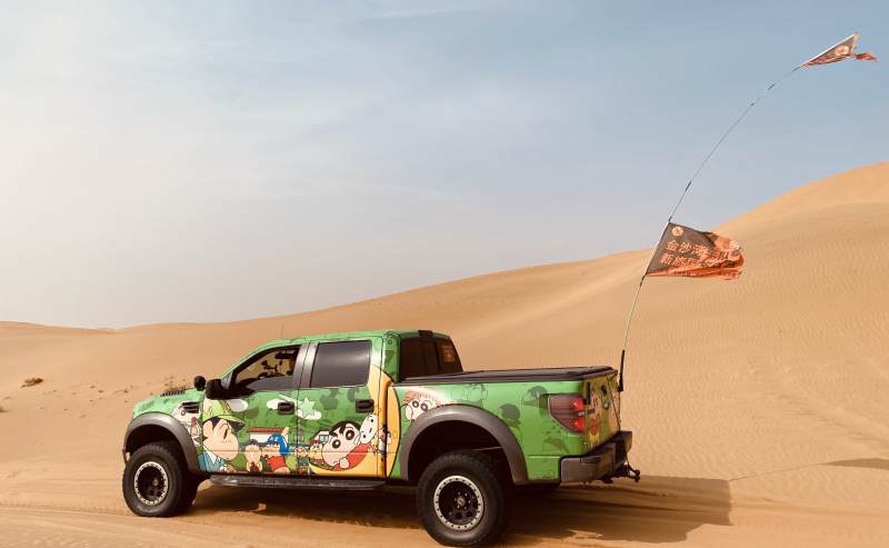 沙漠中的彩绘皮卡图片