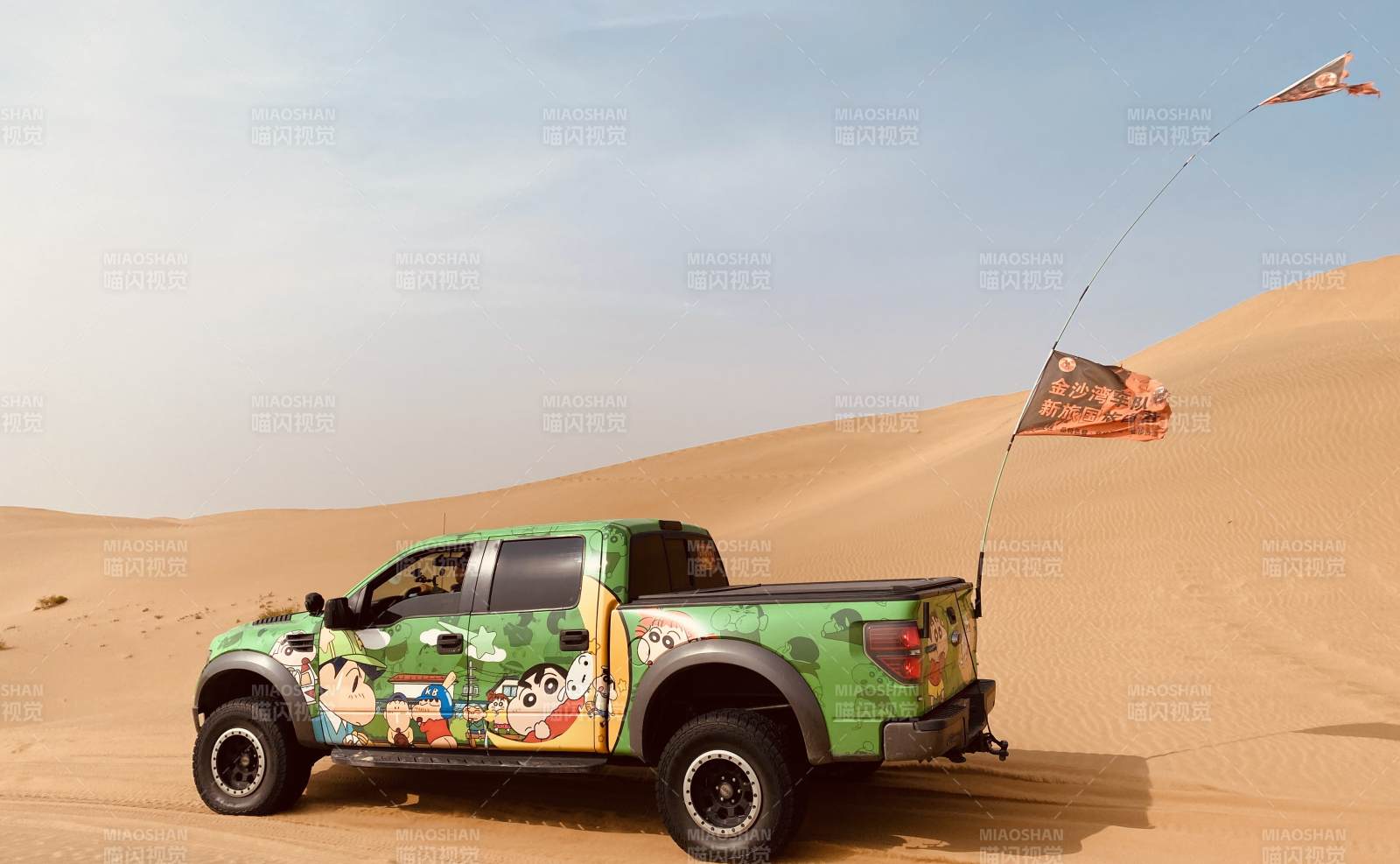 沙漠中的彩绘皮卡图片