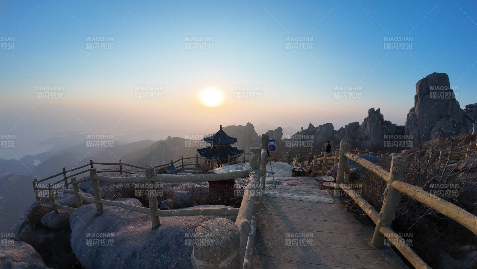 崂山山巅日出美景图片