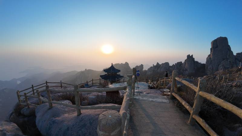 崂山山巅日出美景图片