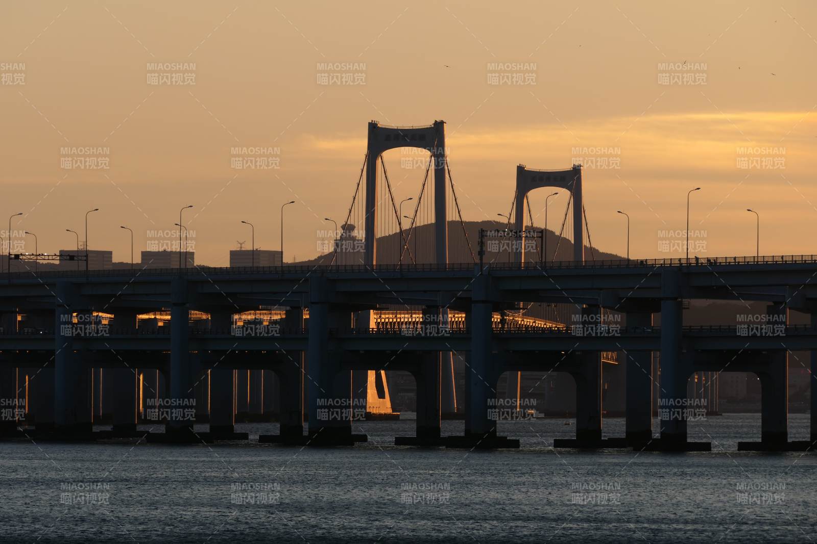 大连星海湾大桥的黄昏桥影图片