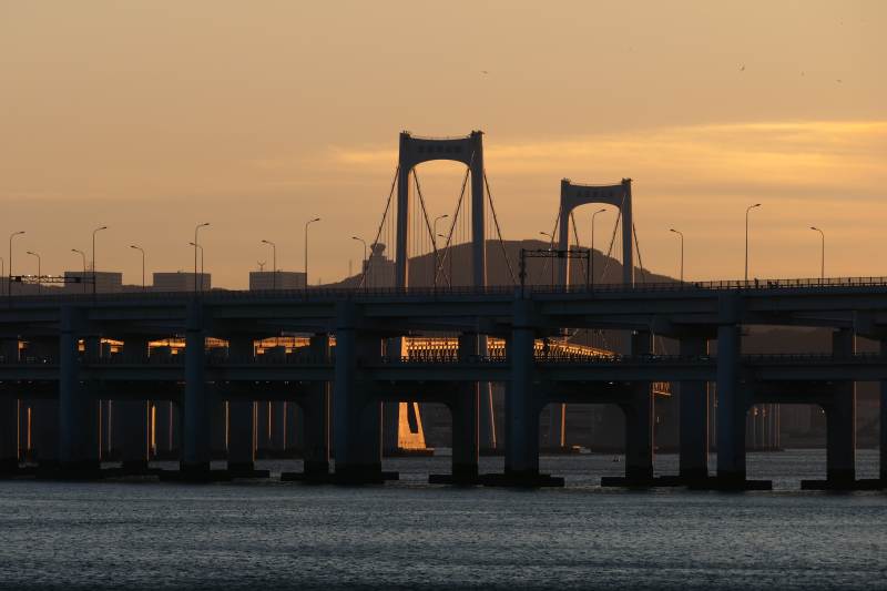 大连星海湾大桥的黄昏桥影图片