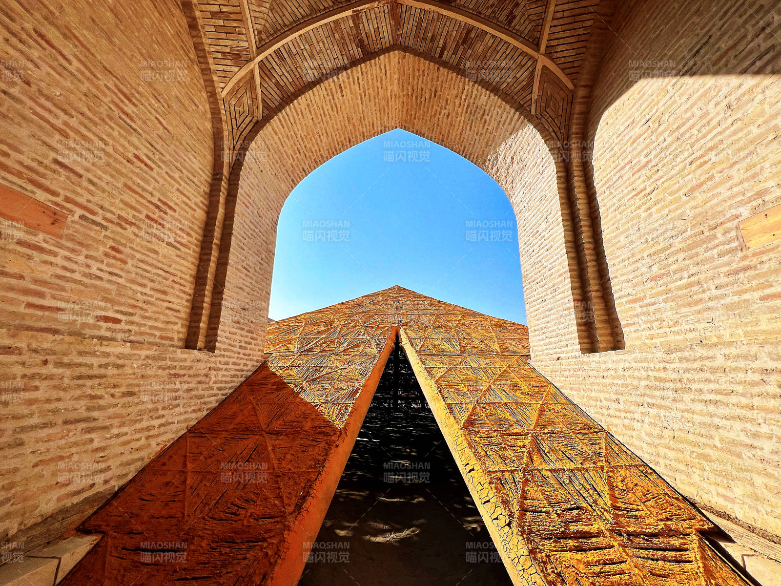 乌兹别克斯坦 双年展 拱门下的砖砌阶梯图片
