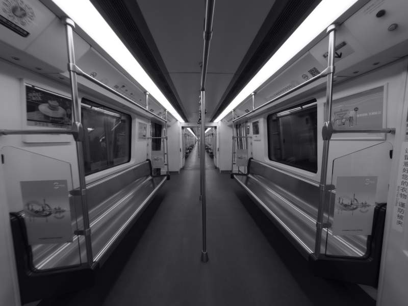 空荡的地铁车厢图片