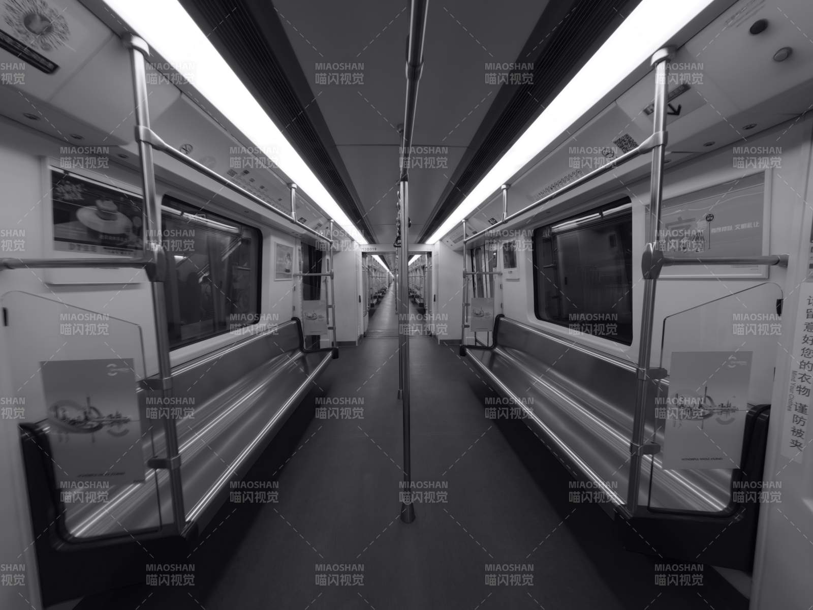 空荡的地铁车厢图片