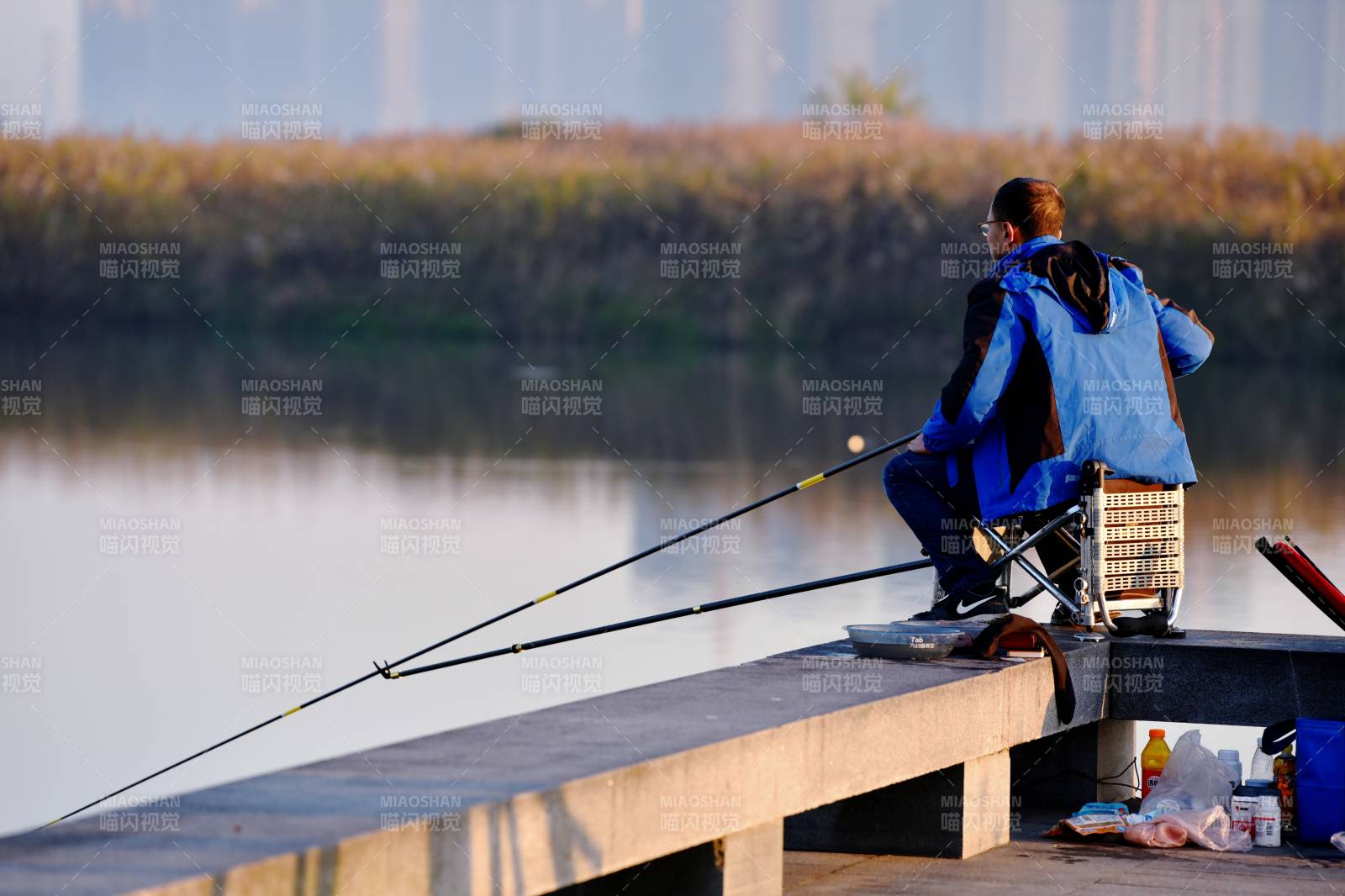 湖畔垂钓静谧时光图片