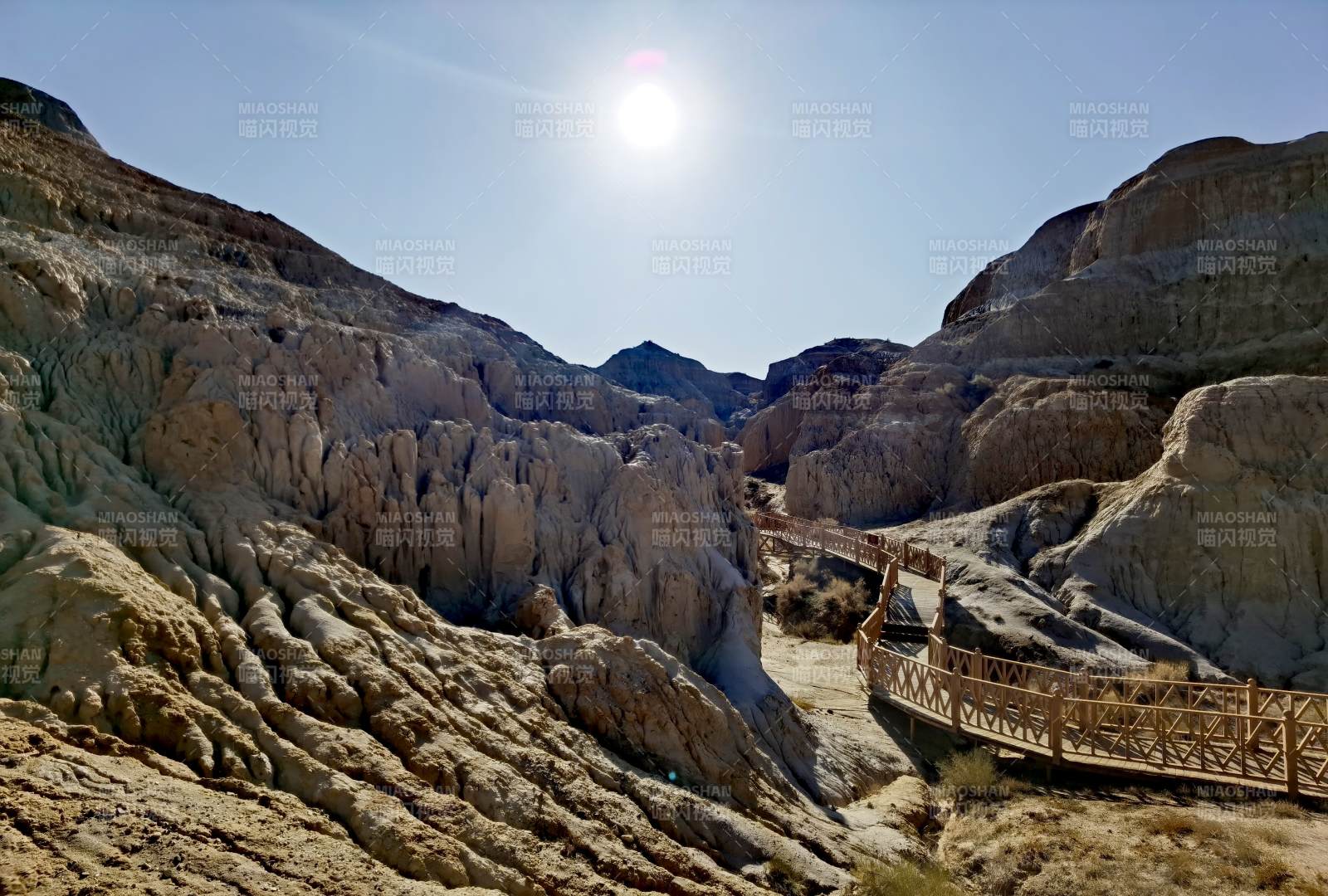 峡谷栈道风光图片