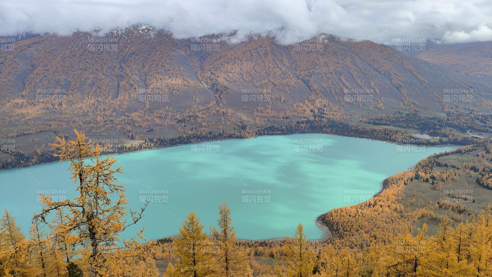 秋山碧湖美景图片