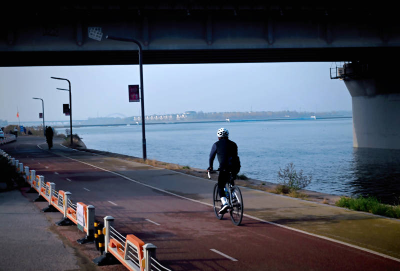 桥下骑行 水岸风光图片