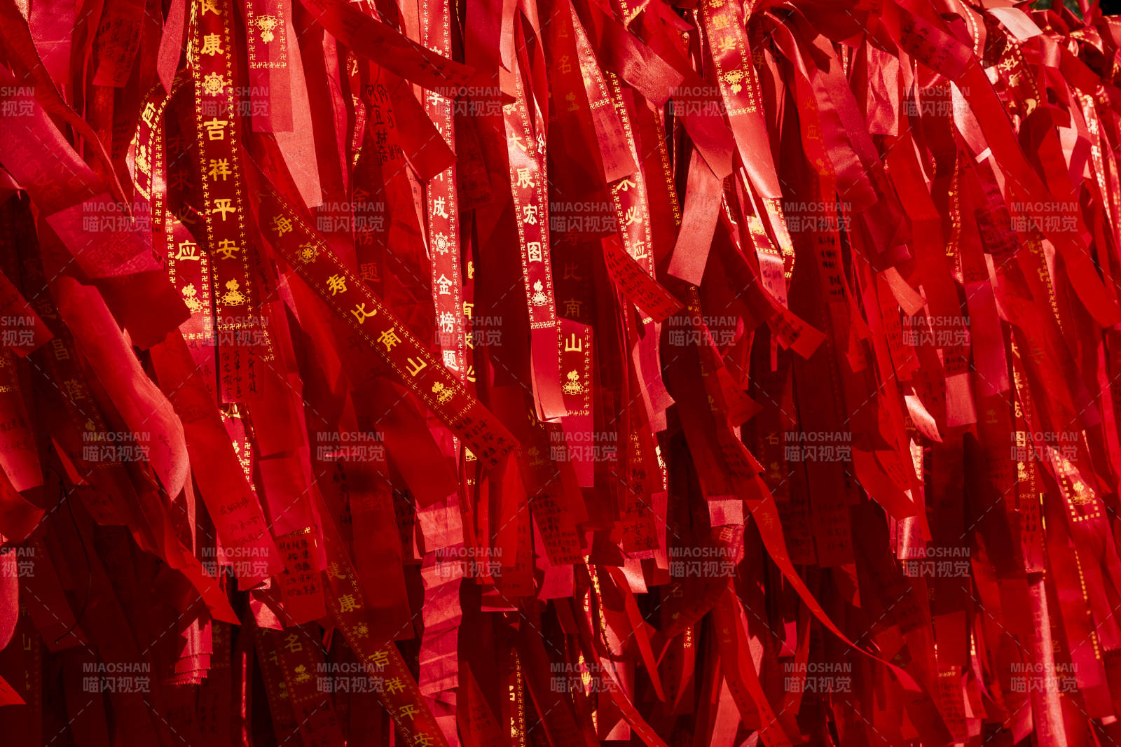 八大处红绸祈福许愿树图片