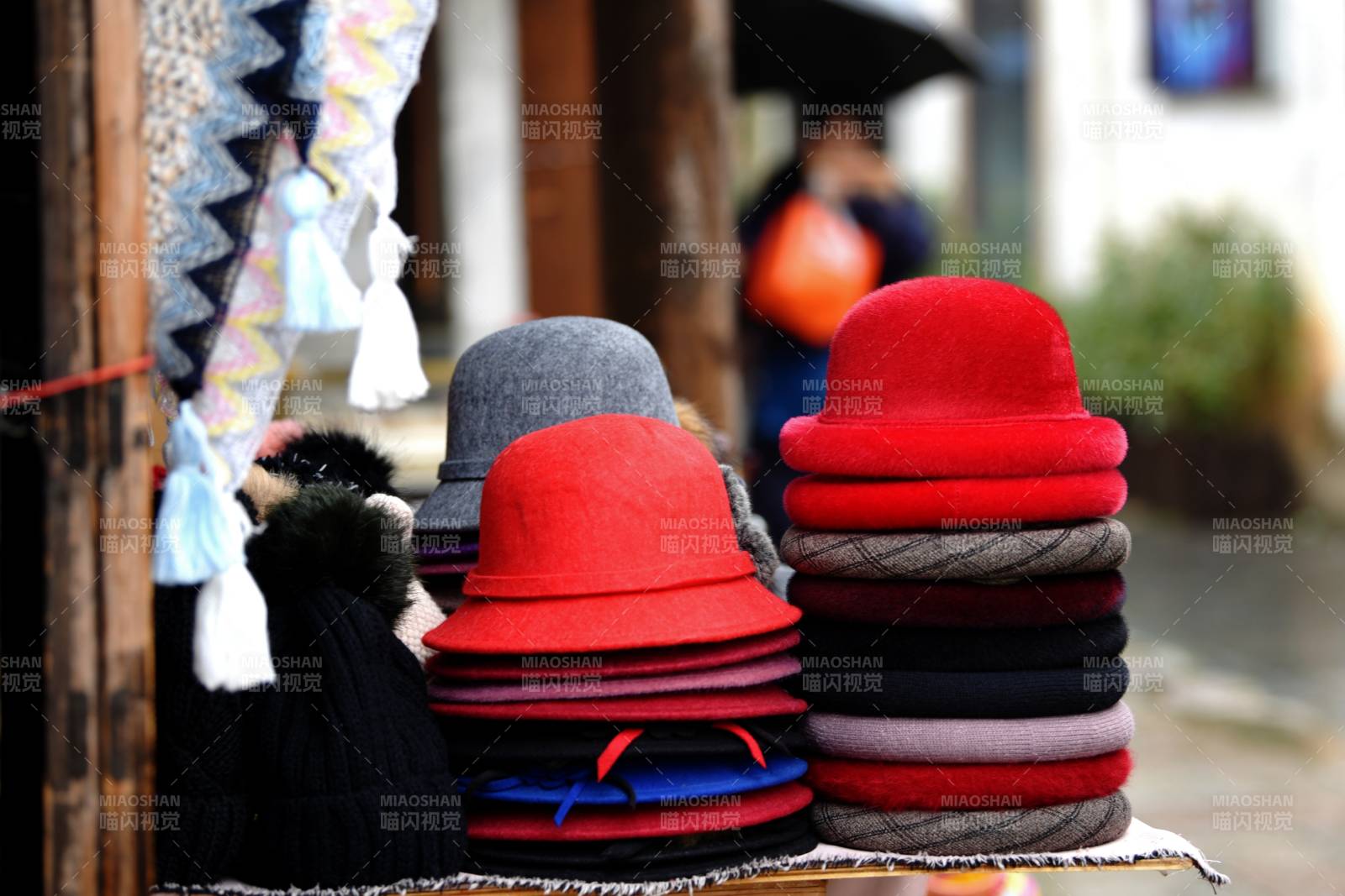 色彩斑斓的帽子堆图片