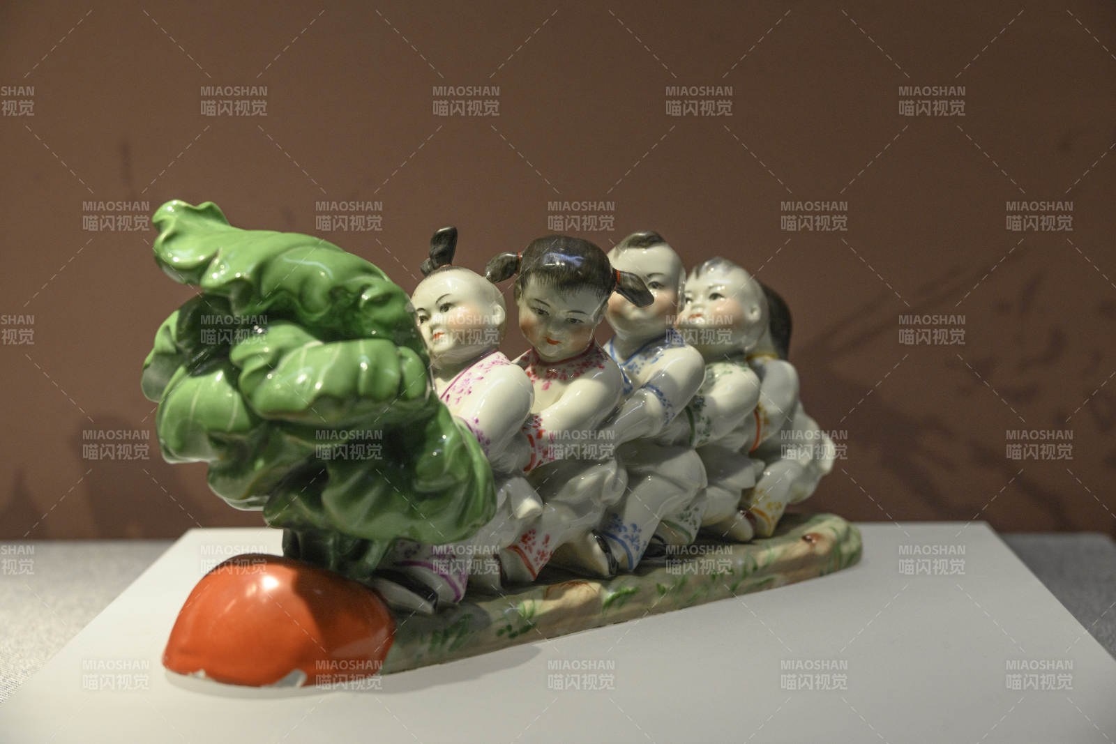 景德镇童趣白菜瓷雕图片