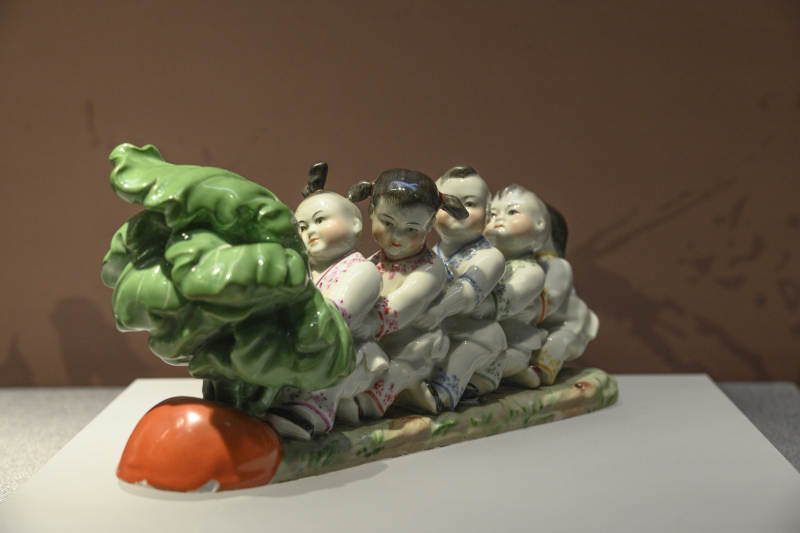 景德镇童趣白菜瓷雕图片