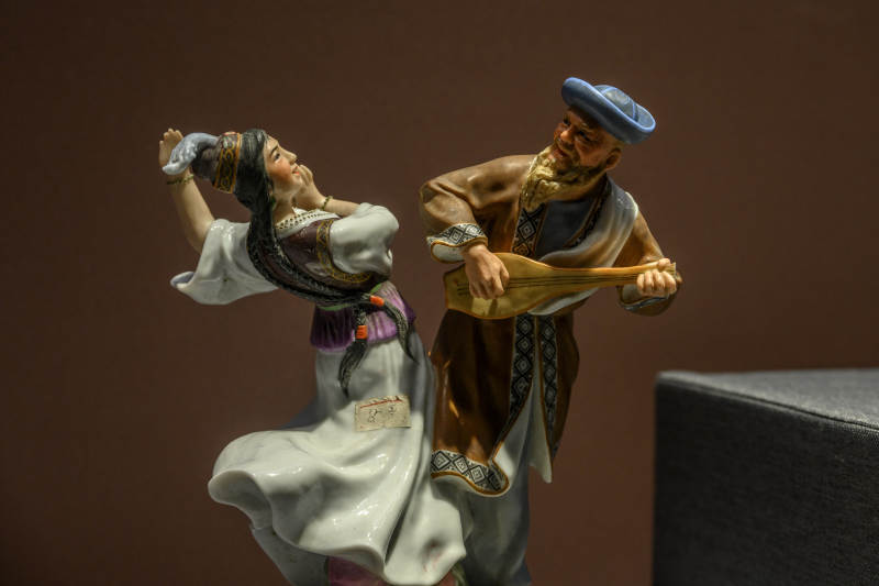 景德镇舞者与乐师共舞瓷雕图片