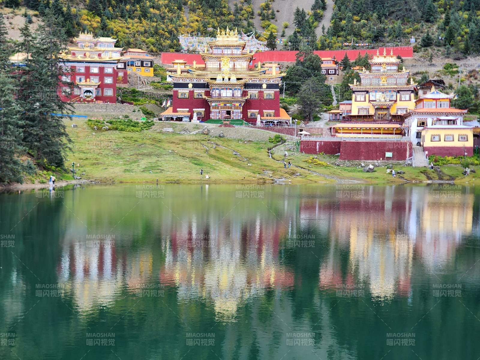 湖畔古寺倒影 措卡寺 措卡湖图片