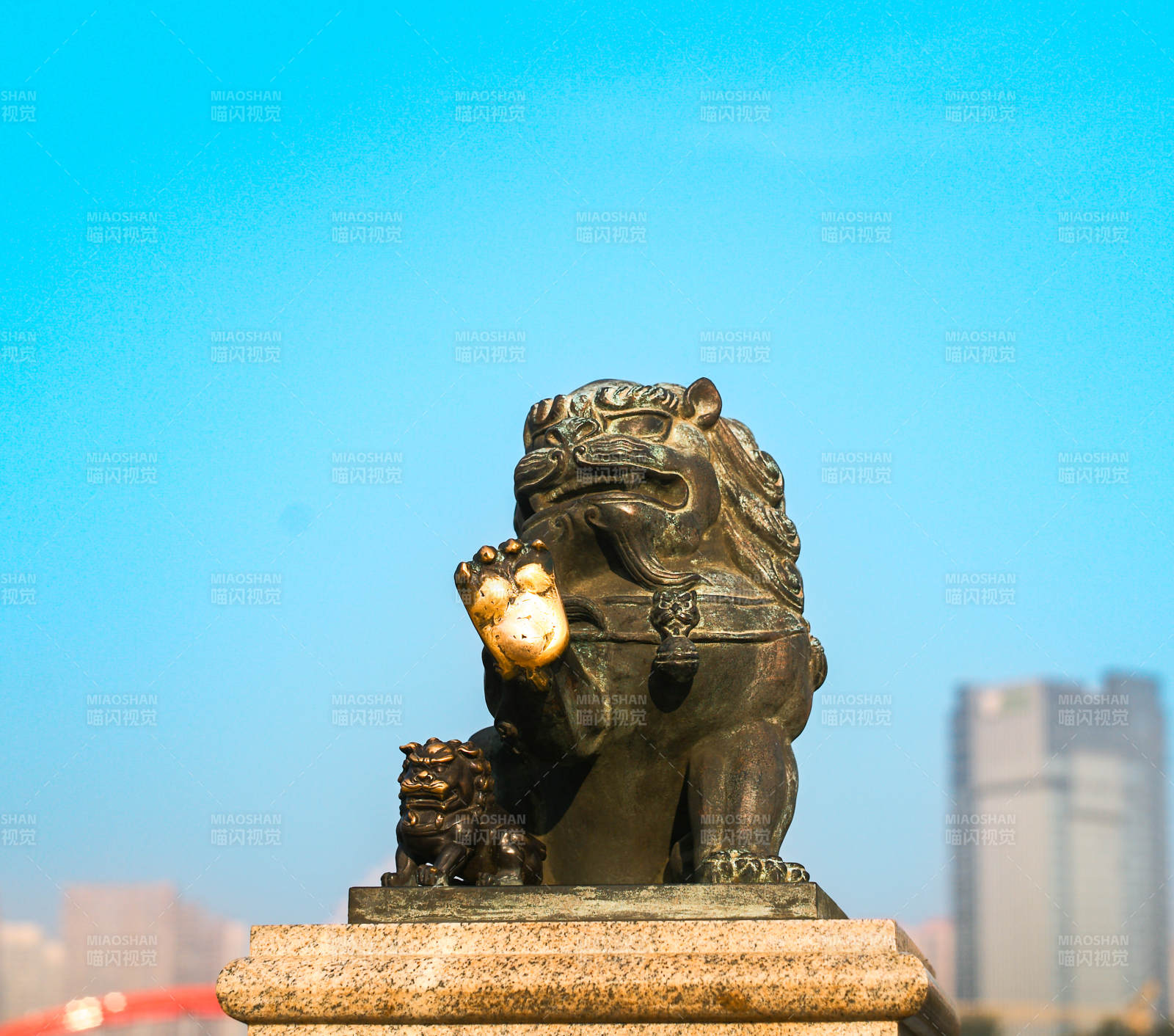石狮守望城市天际图片