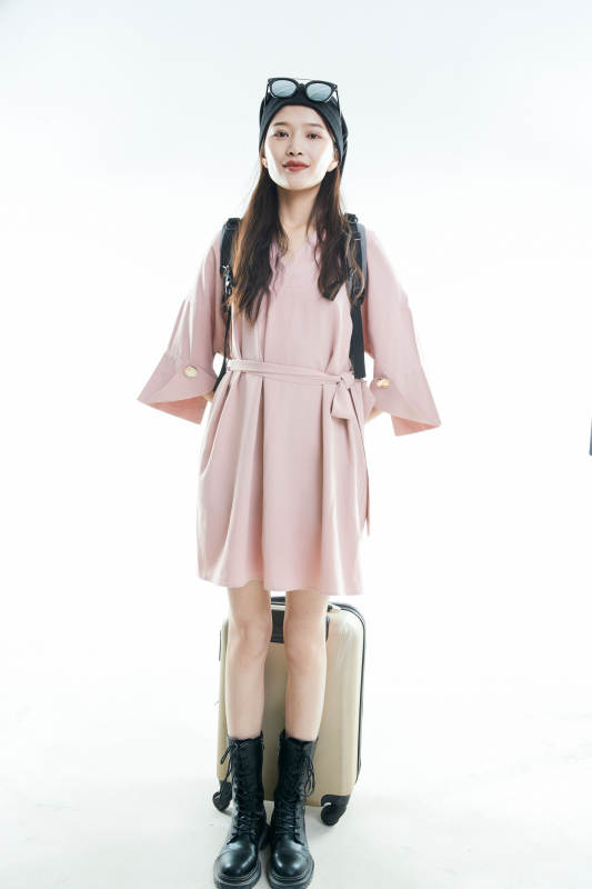 白色背景下准备出发旅行的美丽东方女大学生图片