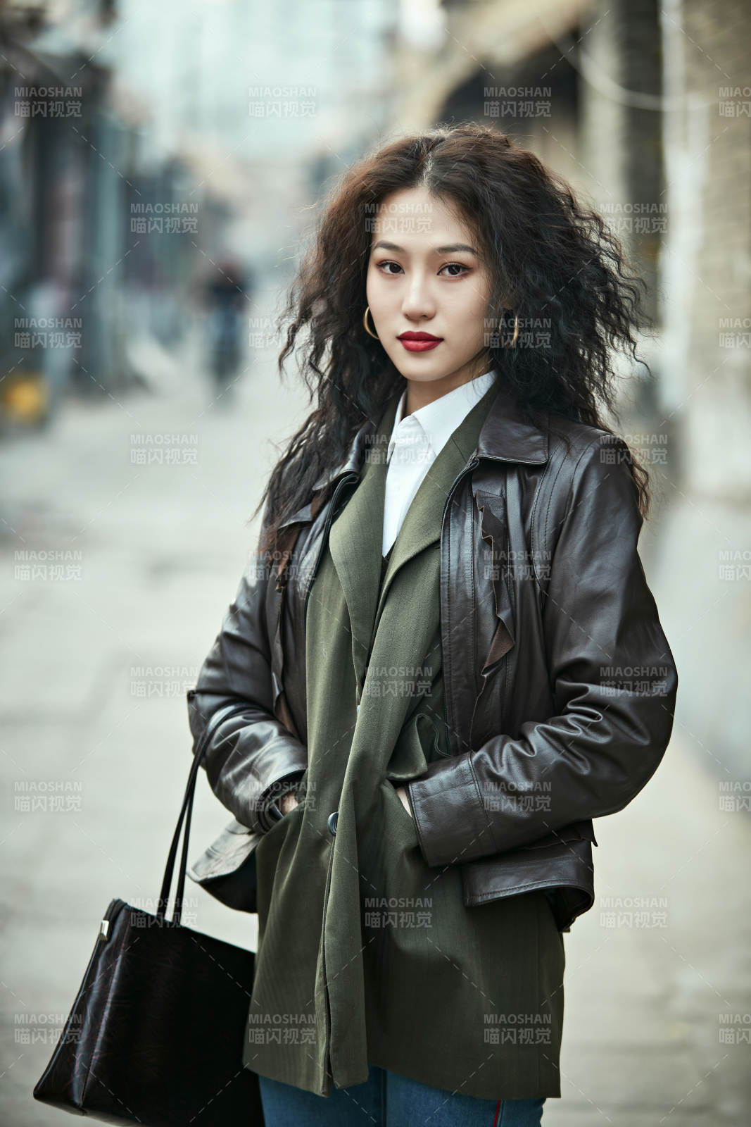 老旧城区里穿着复古港风的美丽清纯少女图片