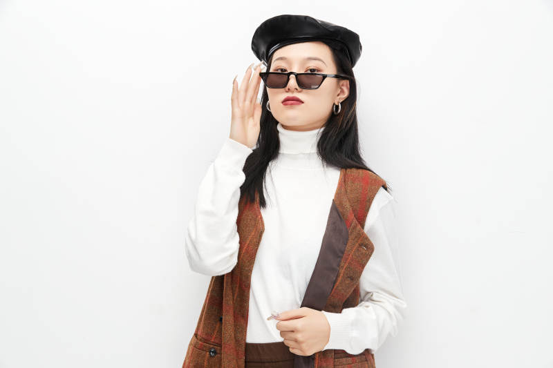 身穿复古服装的亚洲少女人像图片