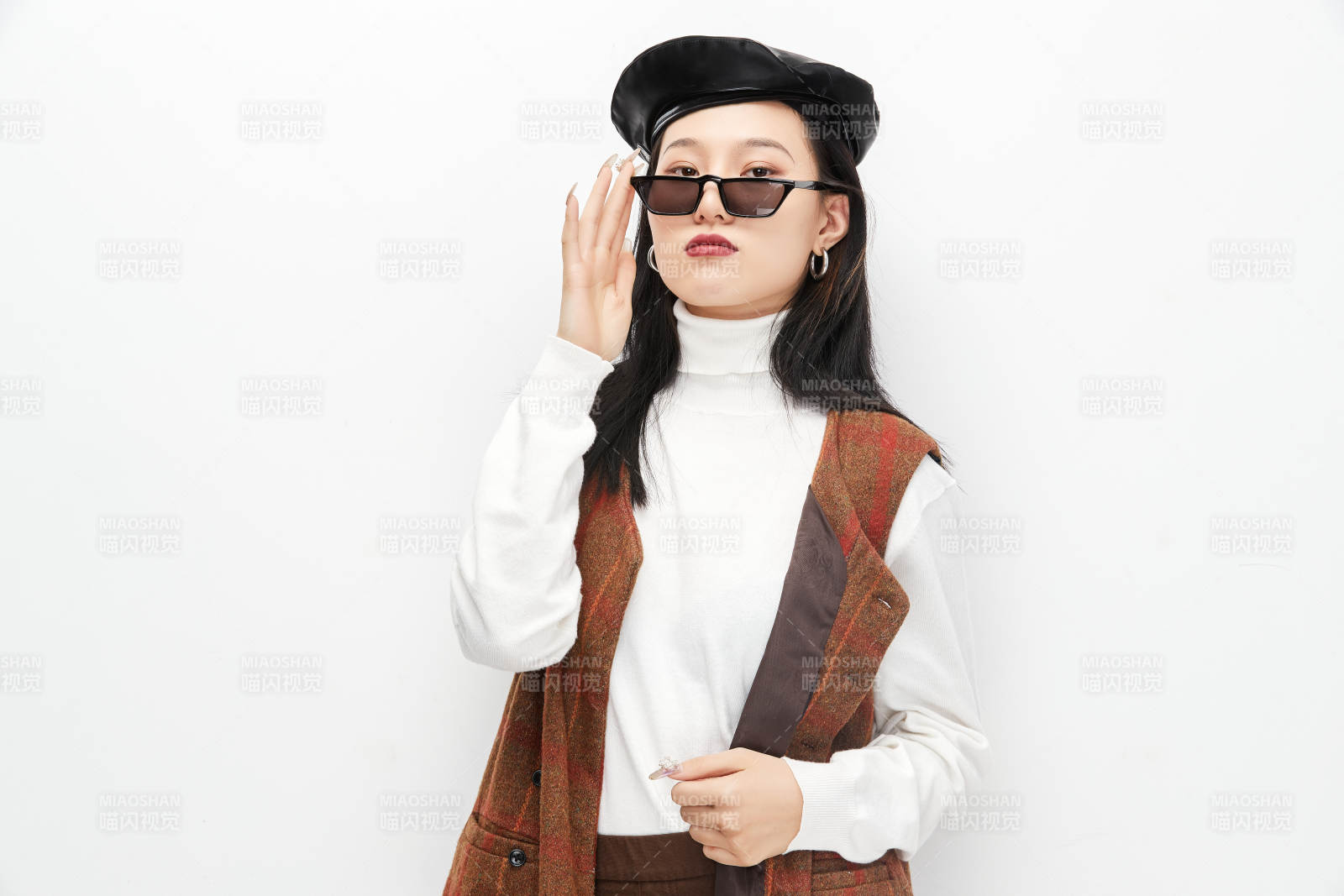 身穿复古服装的亚洲少女人像图片