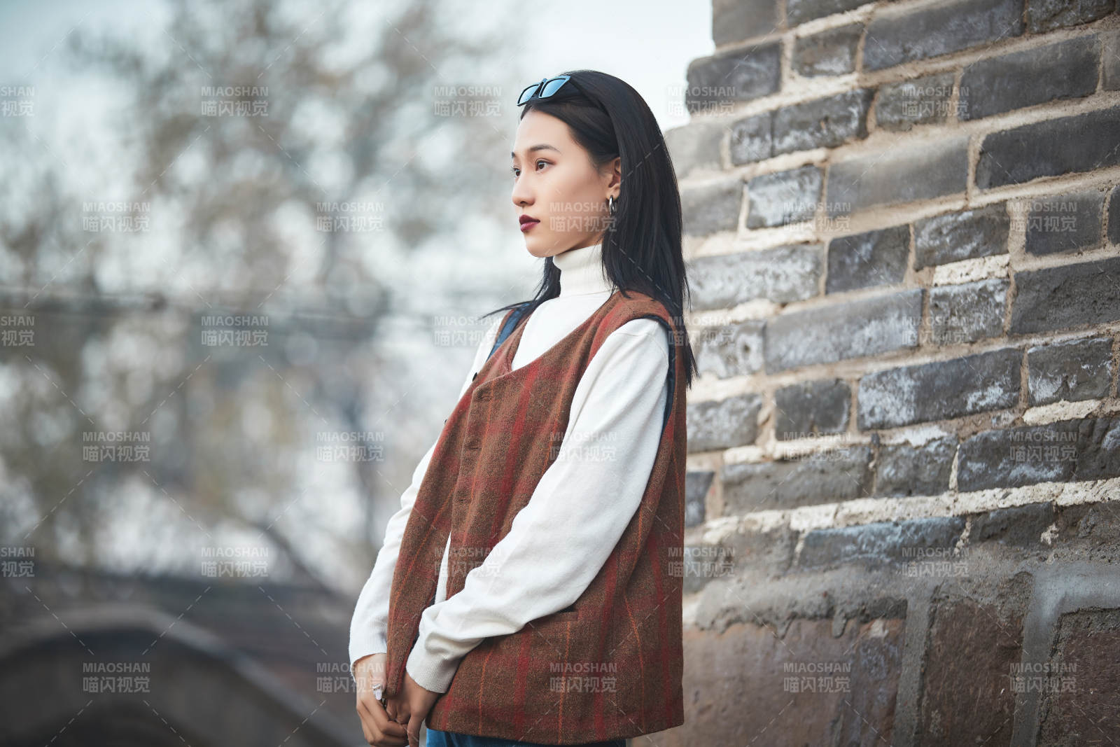 老旧城区里穿着复古港风的美丽清纯少女图片