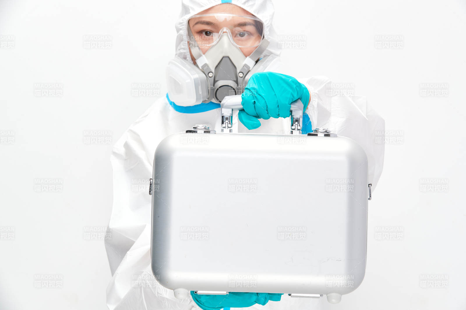 穿白色防护服佩戴护目镜口罩的女性医疗人员图片