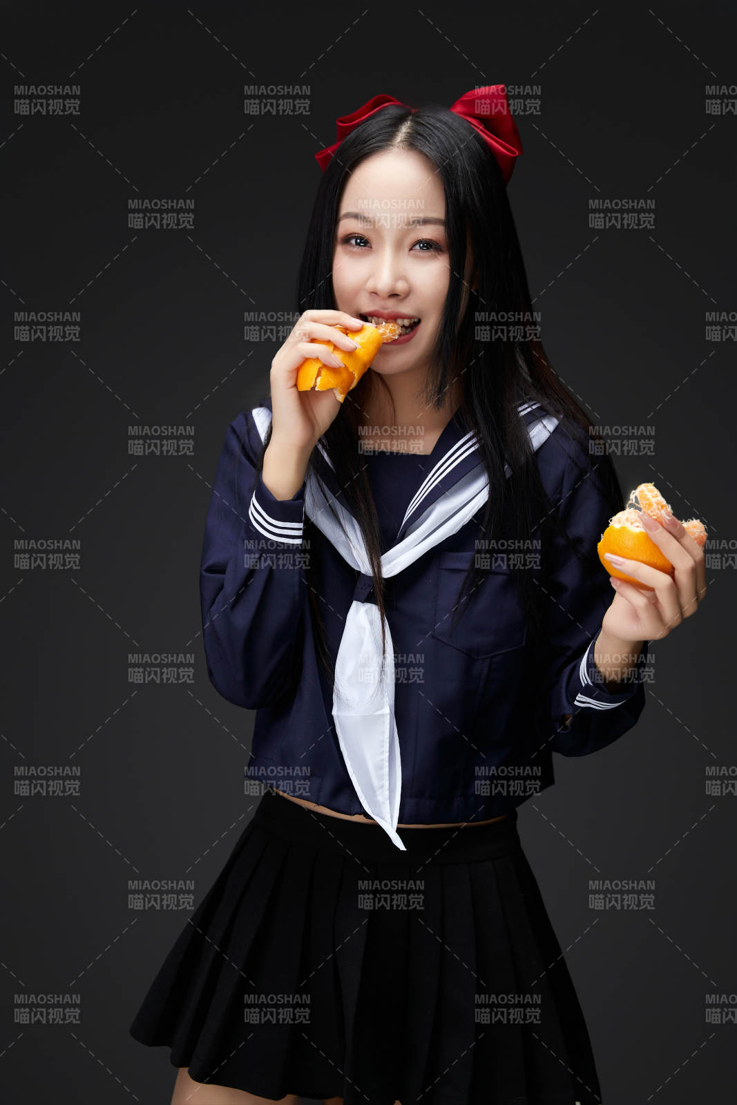 吃水果的亚洲东方长发少女图片