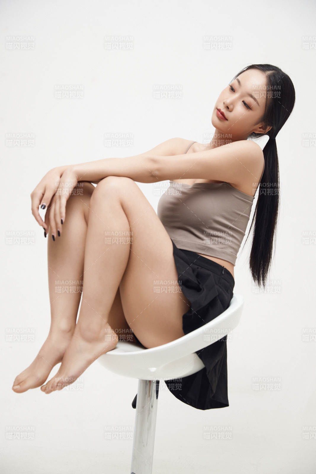 白色背景下的美丽可爱大学生图片