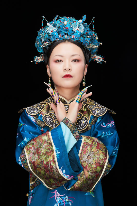 黑色背景下的清代女性古装造型清朝古装图片