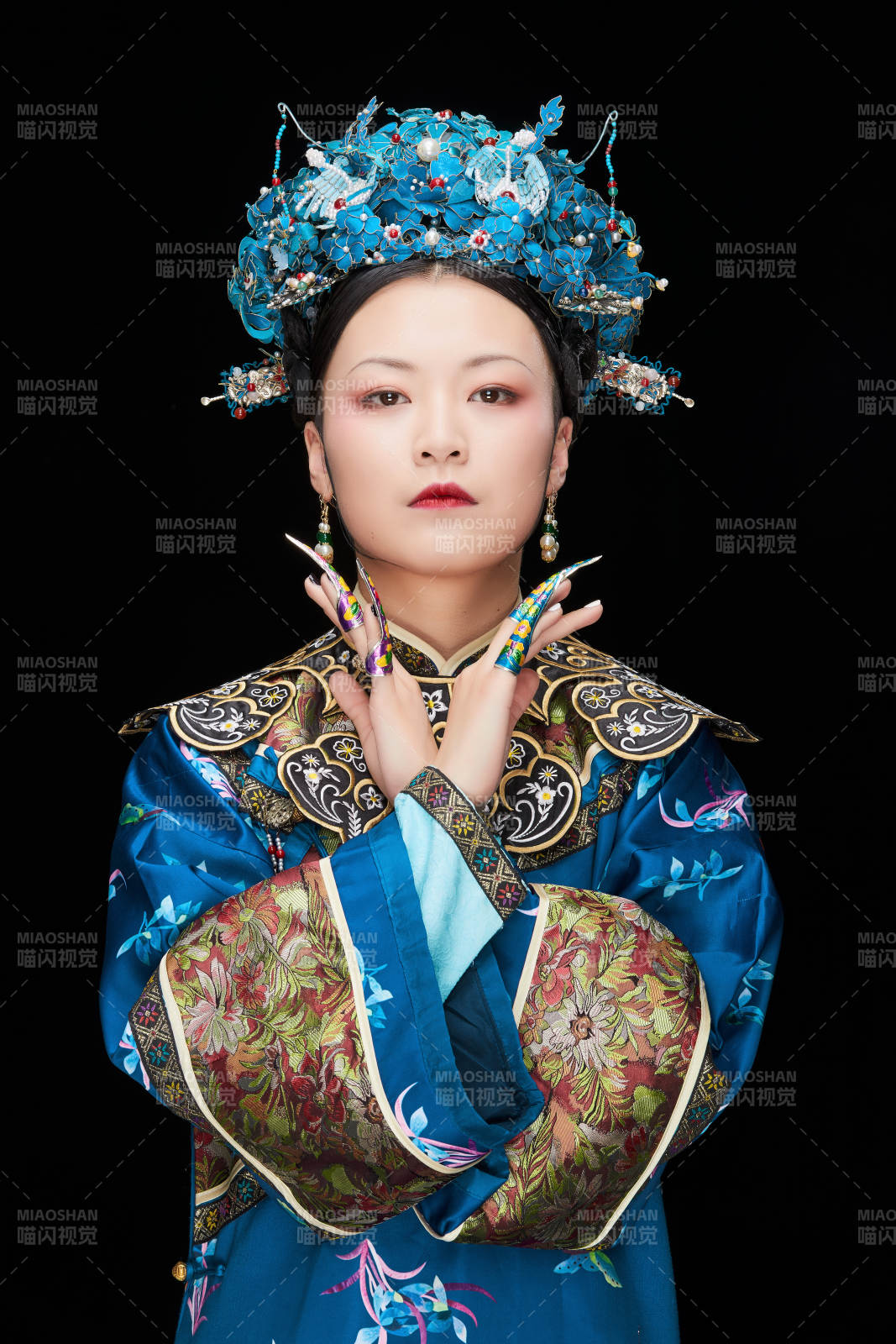 黑色背景下的清代女性古装造型清朝古装图片