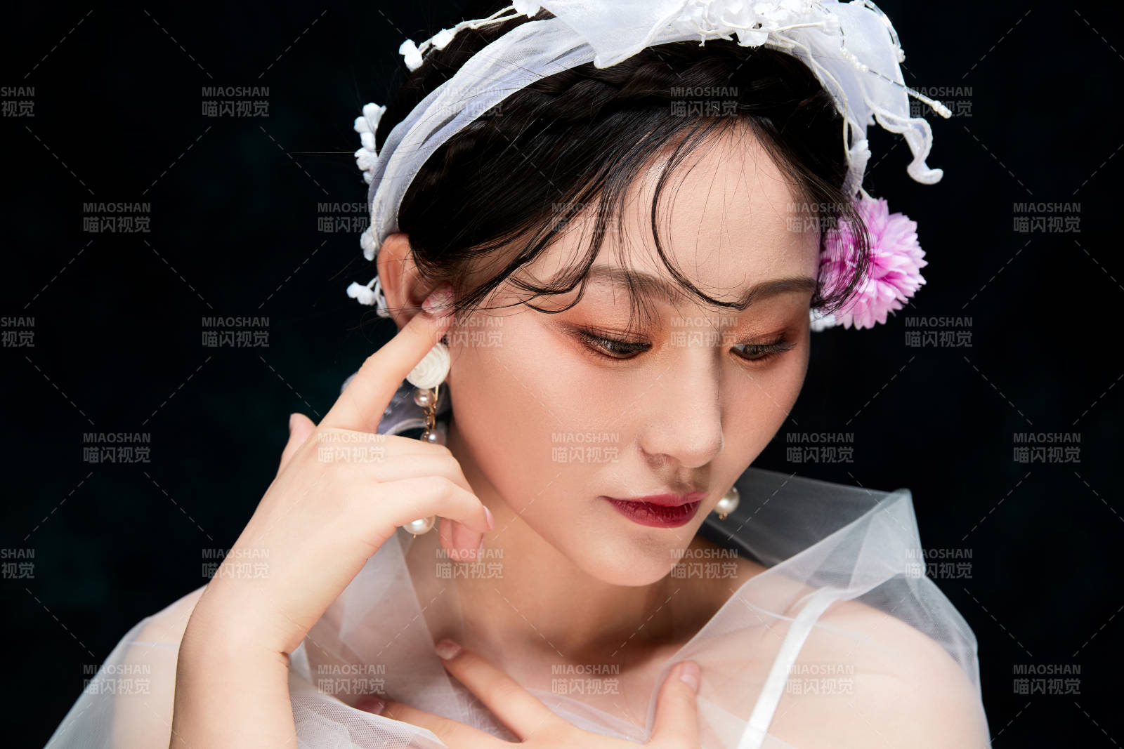 黑色背景下的女性复古婚纱妆面图片