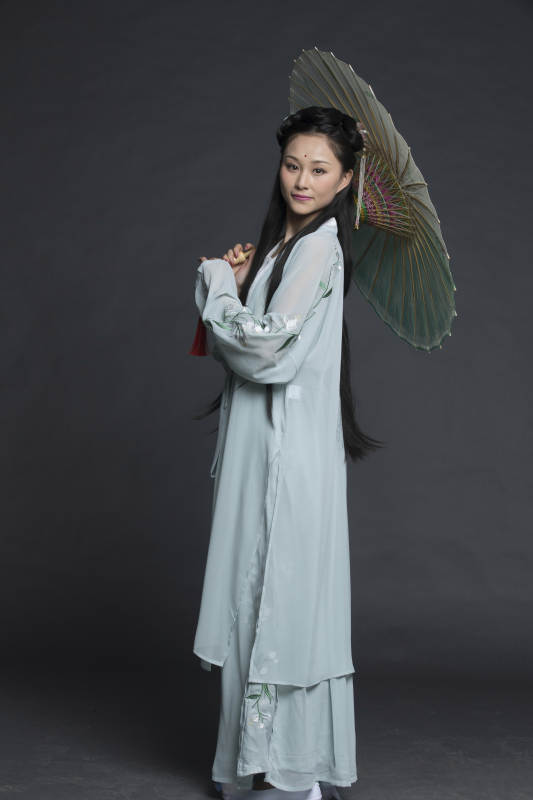 身穿古装的汉服女性人像汉服影棚拍摄图片