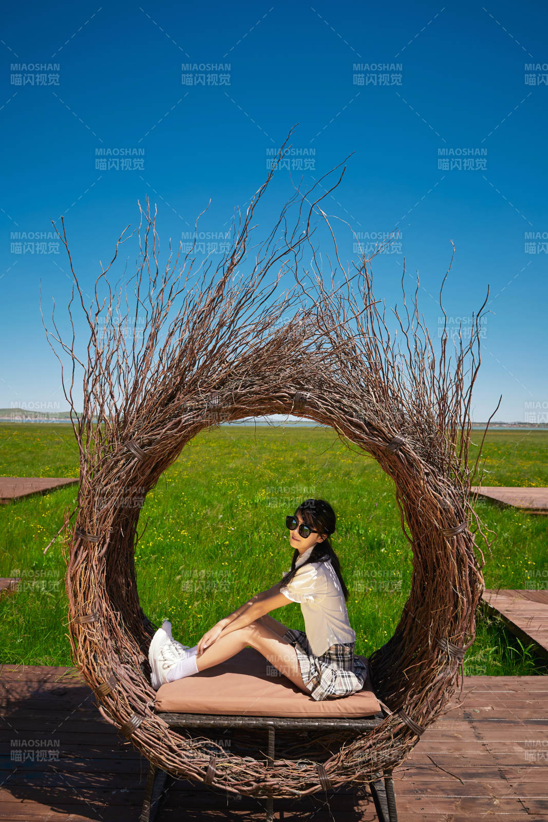 盛夏在草原湿地公园游玩的姑娘图片