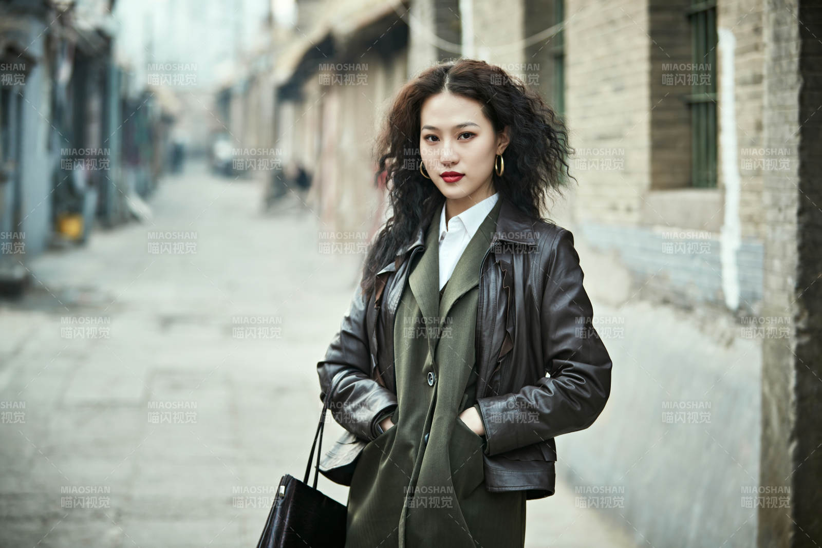 老旧城区里穿着复古港风的美丽清纯少女图片