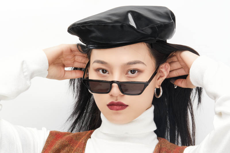 身穿复古服装的亚洲少女人像图片