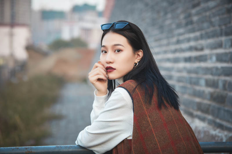 老旧城区里穿着复古港风的美丽清纯少女图片