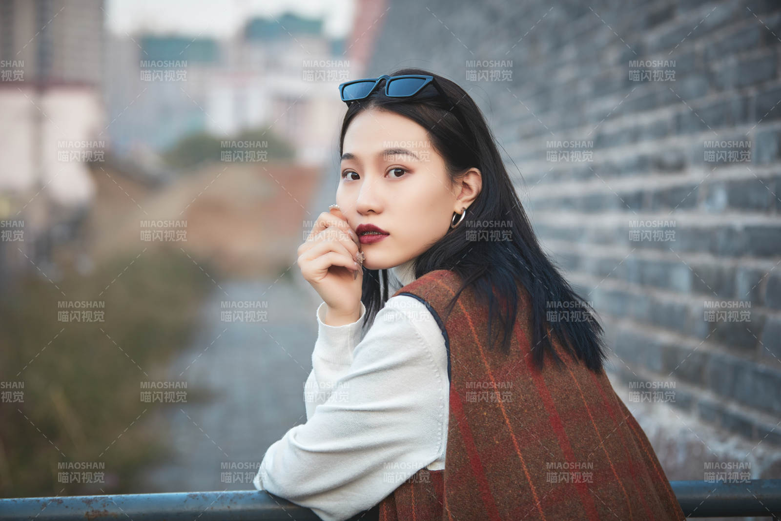 老旧城区里穿着复古港风的美丽清纯少女图片